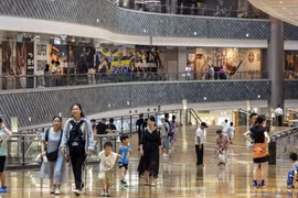 Người dân đi mua sắm tại một trung tâm thương mại ở Thượng Hải, Trung Quốc (Ảnh: Bloomberg)