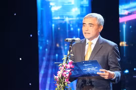 Chủ tịch VDCA Nguyễn Minh Hồng đang phát biểu tại Lễ trao giải VDA 2022.