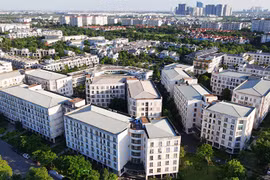 Người dân thu nhập thấp chỉ biết trông chờ vào nhà ở xã hội khi giá chung cư thương mại quá cao.