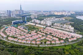 Mùa ĐHĐCĐ 2025 của doanh nghiệp địa ốc: Điểm tên các ông lớn đặt mục tiêu táo bạo và “cài số lùi”