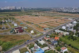 Cả doanh nghiệp lẫn người dân vẫn gặp hàng loạt ách tắc trong việc tiếp cận và sử dụng đất đai.
