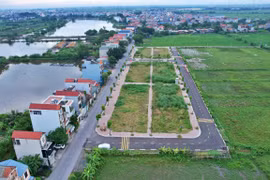 Đấu giá đất ngoại thành Hà Nội: Bộ TNMT chưa phát hiện “kẽ hở”, Bộ Xây dựng nói “cần rà soát”. Ảnh: Lệ Chi