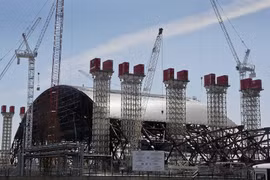 Cấu trúc mái vòm khổng lồ để “giam” phóng xạ tại Chernobyl. Ảnh: Gizmodo