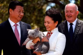 Chủ tịch Trung Quốc Tập Cận Bình cùng phu nhân trong chuyến thăm Canberra ngày 17/11/2014 (Ảnh: CNN)