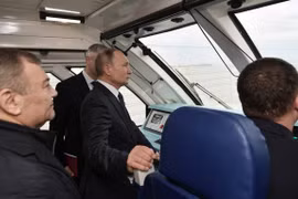 Tổng thống Putin trên khoang lái của con tàu di chuyển tới Crimea (Ảnh: MoscowTimes)