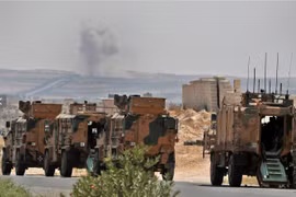 Một đoàn xe quân sự của Thổ Nhĩ Kỳ di chuyển ở tỉnh Idlib, giữa cuộc không kích mà lực lượng chính phủ thực hiện (Ảnh: AFP)