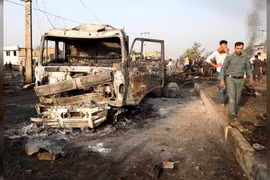 Cảnh sát kiểm tra hiện trường vụ đánh bom ở Kabul hôm 3/9 (Ảnh: Reuters)