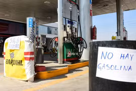 Một trạm xăng ở ngoại ô thủ đô Caracas đóng cửa vì thiếu nguồn cung (Ảnh: CNN)
