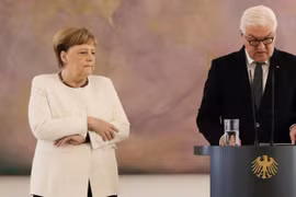 Thủ tướng Merkel giữ chặt hai tay trong cơn run lẩy bẩy (Ảnh: Telegraph)