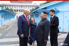 Lãnh đạo Mỹ, Triều cười nói khi có cuộc gặp tại Panmunjom hôm 30/6/2019 (Ảnh: KCNA)