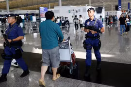 Tình trạng an ninh được thắt chặt tại sân bay Hồng Kông sau nhiều vụ đụng độ xảy ra trong đêm trước đó (Ảnh: Reuters)