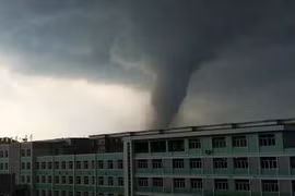 Cột lốc xoáy khổng lồ quét qua khu vực dân cư ở thành phố Khai Nguyên (Ảnh: CNN)