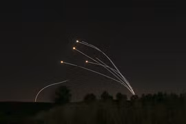 Hệ thống Vòm Sắt của Israel đánh chặn các rocket phóng từ Dải Gaza gần Sderot, Israel hồi tháng 5 năm nay (Ảnh: AP)