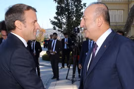 Tổng thống Pháp Emmanuel Macron và Ngoại trưởng Thổ Nhĩ Kỳ Mevlut Cavusoglu (Ảnh: RT)