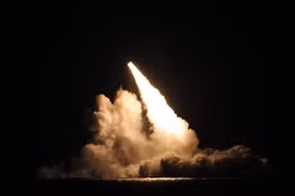 Tên lửa Trident II D5 được phóng từ tàu ngầm USS Nebraska của Mỹ (Ảnh: Defensetalk)