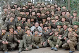 Ông Kim Jong-un cùng các binh sĩ tiền phương (Ảnh: KCNA)