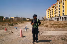 Lực lượng an ninh ở Tân Cương (Ảnh: Reuters)