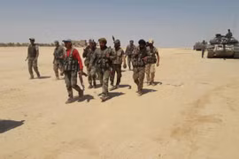 Lực lượng quân đội Syria tuần tra dọc các thành phố biên giới với Iraq (Ảnh: Al-Masdar)