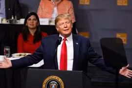 Tổng thống Trump phát biểu tại CLB Kinh tế tại New York (Ảnh: CNBC)
