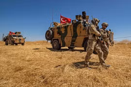 Lực lượng vũ trang Thổ Nhĩ Kỳ tại khu vực gần biên giới Syria (Ảnh: Washington Post)