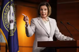 Chủ tịch Hạ viện Mỹ Nancy Pelosi quyết đẩy nhanh tiến trình điều tra luận tội ông Trump (Ảnh: CNBC)