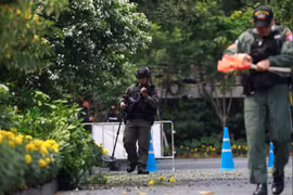 Đội rà phá bom mìn tiếp cận hiện trường một vụ nổ ở Bangkok, Thái Lan hôm 2/8 (Ảnh: Reuters)