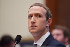 Ông chủ Facebook Mark Zuckerberg hứng nhiều chỉ trích vì không kiểm soát các đoạn quảng cáo có thông tin sai lệch (Ảnh: Guardian)