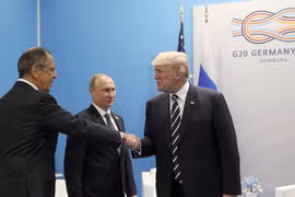 Ngoại trưởng Lavrov bắt tay ông Trump tại Hội nghị thượng đỉnh G20 tổ chức tại Hamburg, Đức vào tháng 7/2017 (Ảnh: RT)