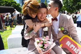 Shane Lin (giữa) được người bạn trai Marc Yuan động viên, và một người bạn khác trong lễ cưới tổ chức tại Đài Bắc hôm 24/5 (Ảnh: AFP)