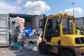 Malaysia tuyên bố gửi trả hàng tấn rác thải cho các nước chuyển rác tới nước họ (Ảnh: CNN)