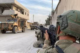 Binh sĩ Thổ Nhĩ Kỳ đóng tại thị trấn biên giới Tal Abyad của Syria (Ảnh: RT)