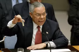 Cựu Ngoại trưởng Mỹ Colin Powell cầm chiếc ống chứa bột trắng như bằng chứng chống lại chính quyền Saddam Hussein (Ảnh: RT)