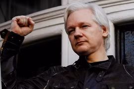 Julian Assange bị bắt giữ ở Anh hồi tháng 3 (Ảnh: Reuters)