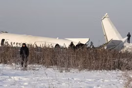 Hiện trường vụ tai nạn hàng không khiến ít nhất 15 người thiệt mạng ở Almaty, Kazakhstan (Ảnh: Reuters)