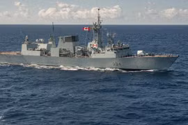 Tàu khu trục HMCS Regina của Canada (Ảnh: CNN)