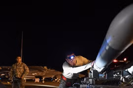 Mẫu tên lửa không-đối-không AIM-120 do Mỹ chế tạo (Ảnh: Defense News)