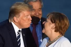 Tổng thống Trump trong cuộc gặp Thủ tướng Merkel tại Hội nghị thượng đỉnh G7 vừa qua (Ảnh: Newsweek)