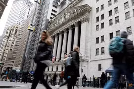Người dân New York rảo bộ gần Phố Wall (Ảnh: Reuters)