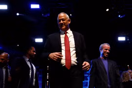Phản ứng vui mừng của ông Benny Gantz sau khi nghe kết quả bầu cử hôm 18/9 (Ảnh: RT)