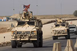 Đoàn xe quân sự Mỹ di chuyển sang Iraq sau khi rút khỏi Đông Bắc Syria (Nguồn: Reuters)