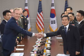 Quyền Bộ trưởng Bộ Quốc phòng Mỹ Patrick Shanahan cùng Bộ trưởng Bộ Quốc Phòng Hàn Quốc Jeong Kyeong-doo (Ảnh:Yonhap)
