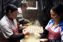 Bên trong một xưởng làm thịt từ đậu phụ ở Quý Châu, Trung Quốc (Ảnh: Getty)
