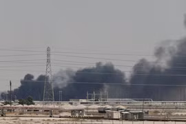 Khói bốc lên sau đòn không kích tại cơ sở dầu Abqaiq của Arab Saudi (Ảnh: Reuters)