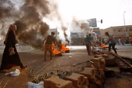 Người biểu tình chặn đường bằng cách đốt lốp xe và lát đá ở Khartoum (Ảnh: Getty)