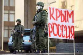 Binh sỹ đứng gác bên ngoài tòa nhà Nghị viện Crimea ngày 1/3/2014 (Ảnh: Newsweek)