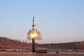 Triều Tiên phóng thêm 2 vật thể được cho là tên lửa đạn đạo tầm ngắn (Ảnh: Reuters)