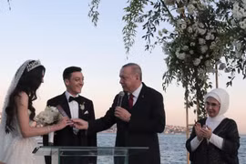 Tổng thống Erdogan trò chuyện cùng Ozil và hôn thê Amine Gulse trong lễ cưới tổ chức hôm 7/6 ở Istanbul (Ảnh: AP)