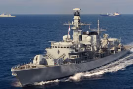 Tàu khu trục HMS Montrose của Anh hộ tống tàu chở dầu Heritage (Ảnh: Sky News)
