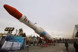 Một tên lửa mà Iran sản xuất được trưng bày tại thủ đô Tehran vào ngày 2/2 năm nay (Ảnh: Newsweek)