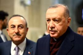 Tổng thống Thổ Nhĩ Kỳ Erdogan (phải) muốn đẩy nhanh quá trình triển khai quân tới Libya (Ảnh: Reuters)